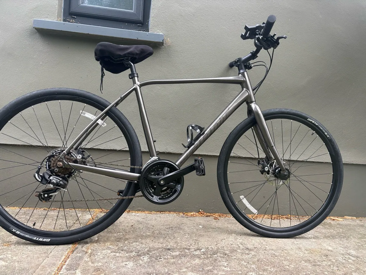 Giant Escape 3 Hybrid Bike - Large Frame - Image 1