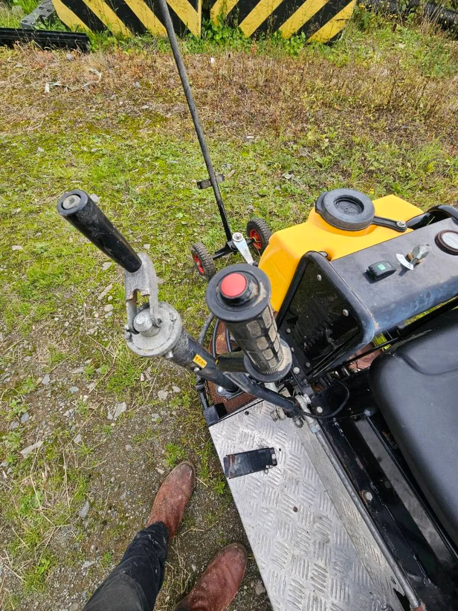 Ride on power trowel - Image 3