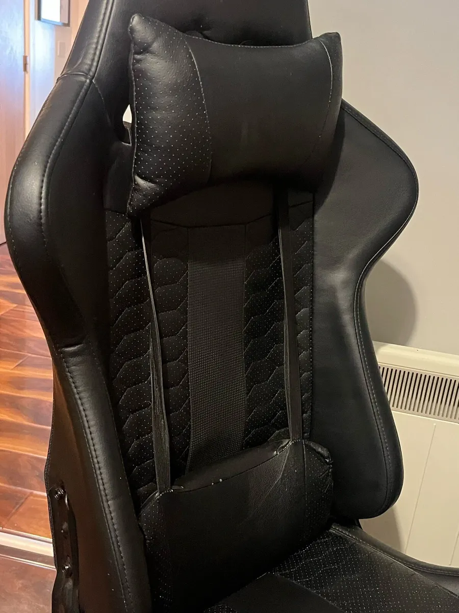 Corsair gaming chair - Image 3