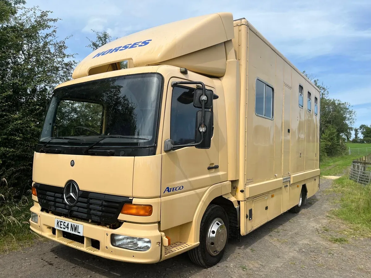 AUTOMATIC Mercedes Horse lorry - Image 1