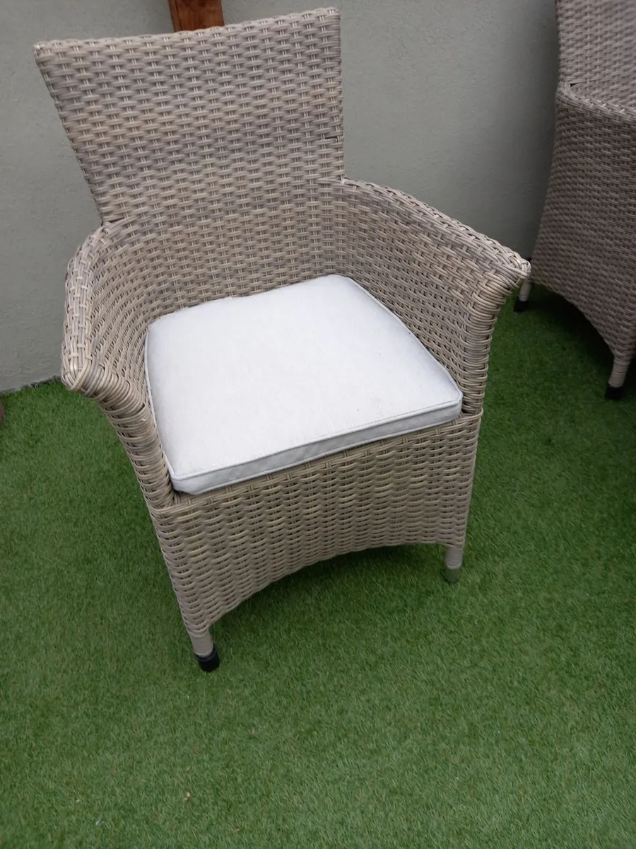 Whicker garden table with glass top and 4off chair - Image 1