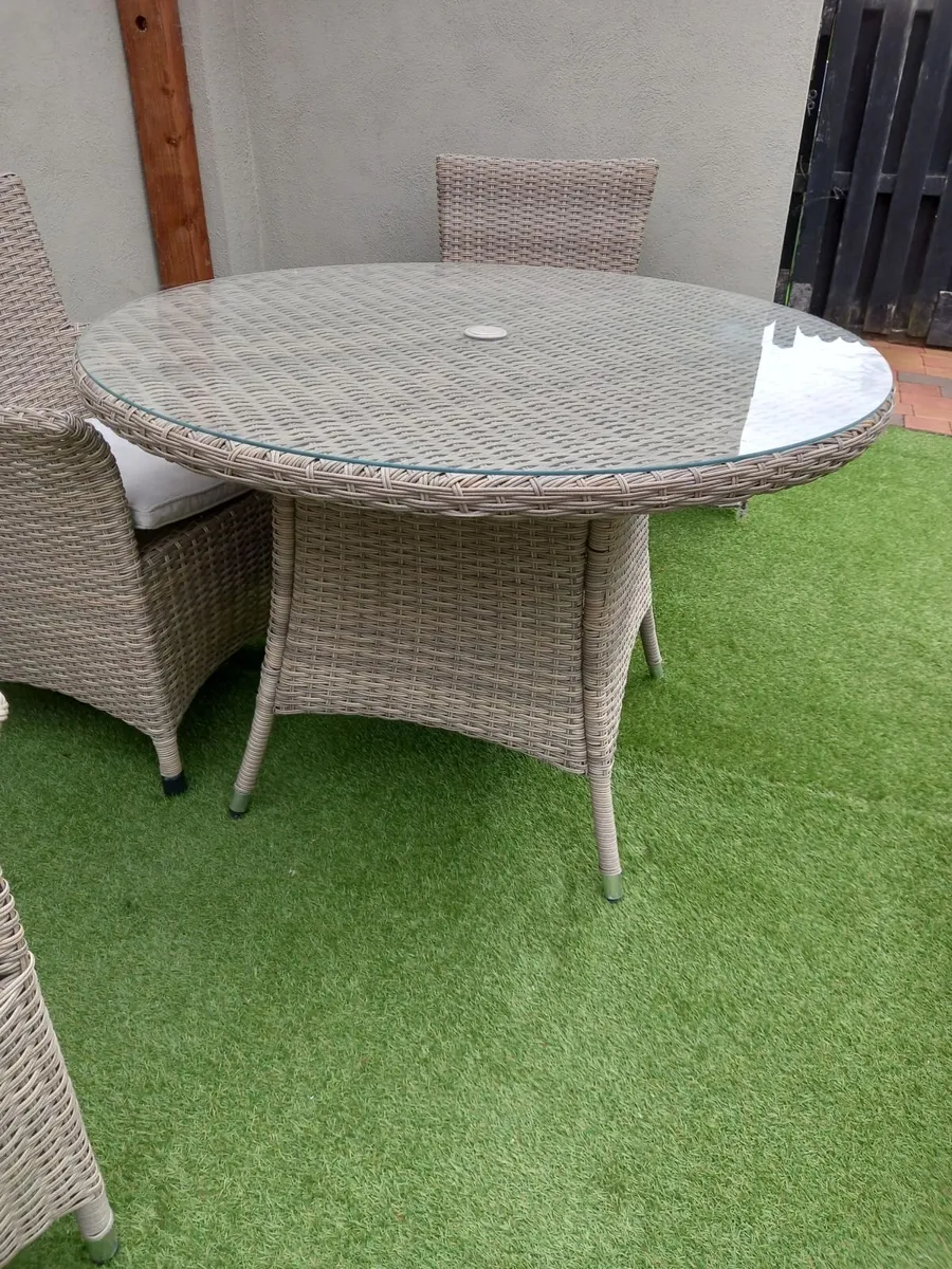 Whicker garden table with glass top and 4off chair - Image 2