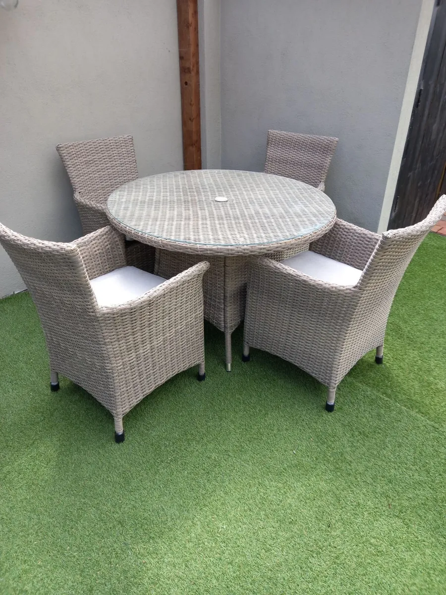 Whicker garden table with glass top and 4off chair - Image 3