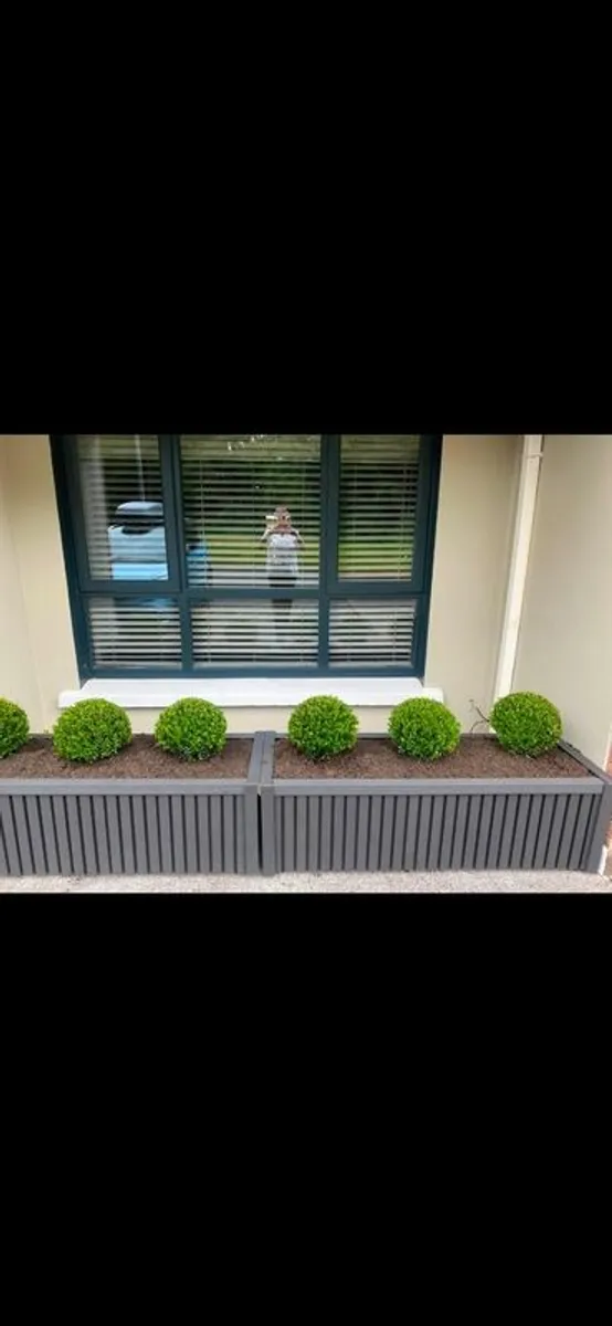 Composite planter - Image 1