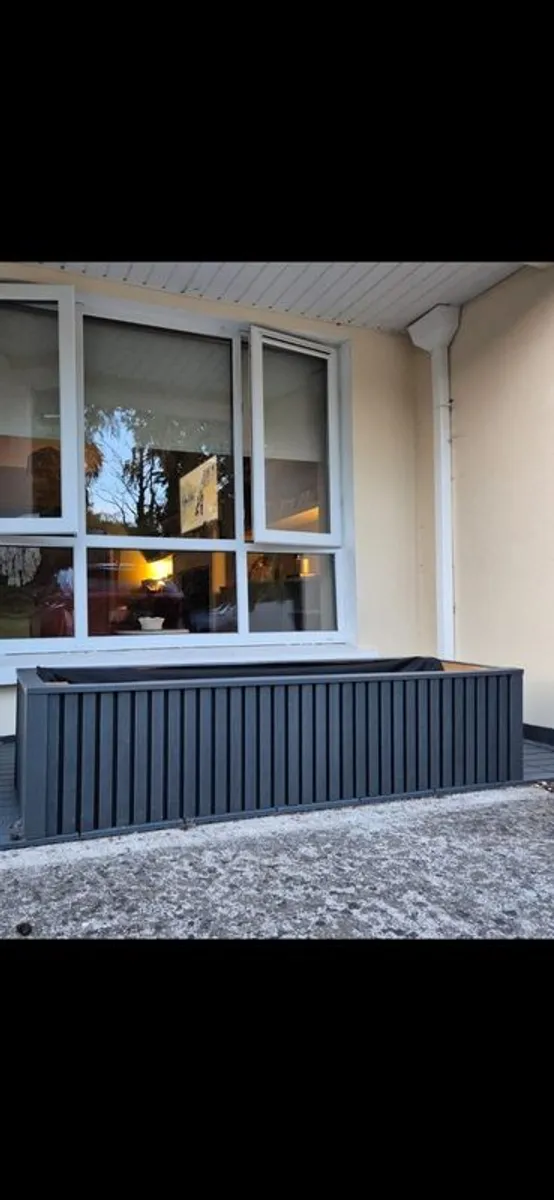 Composite planter - Image 2