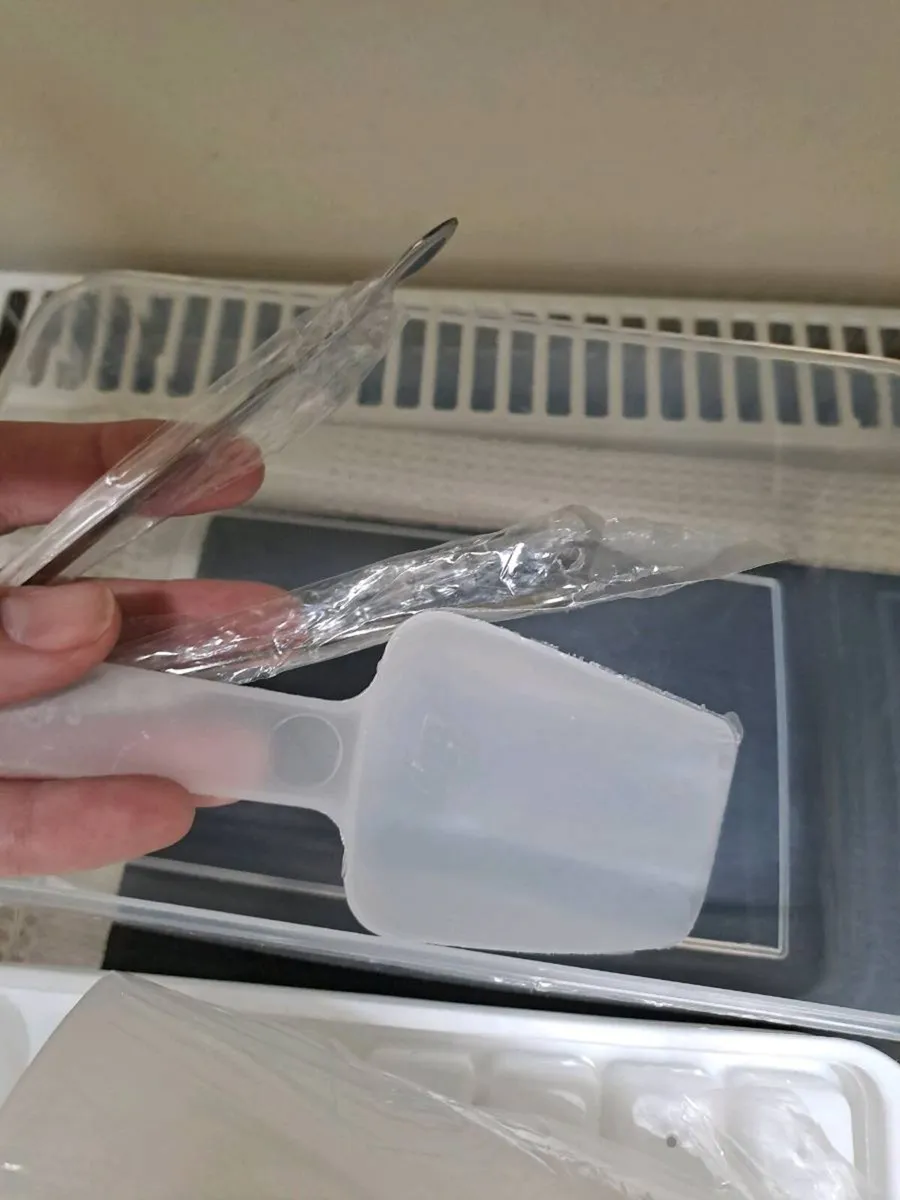 Ice Cube Tray Set with Storage Bin – New - Image 3