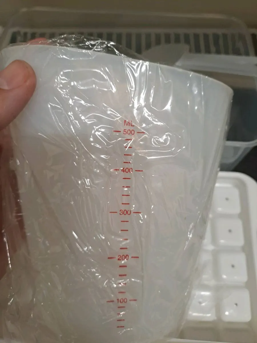 Ice Cube Tray Set with Storage Bin – New - Image 4