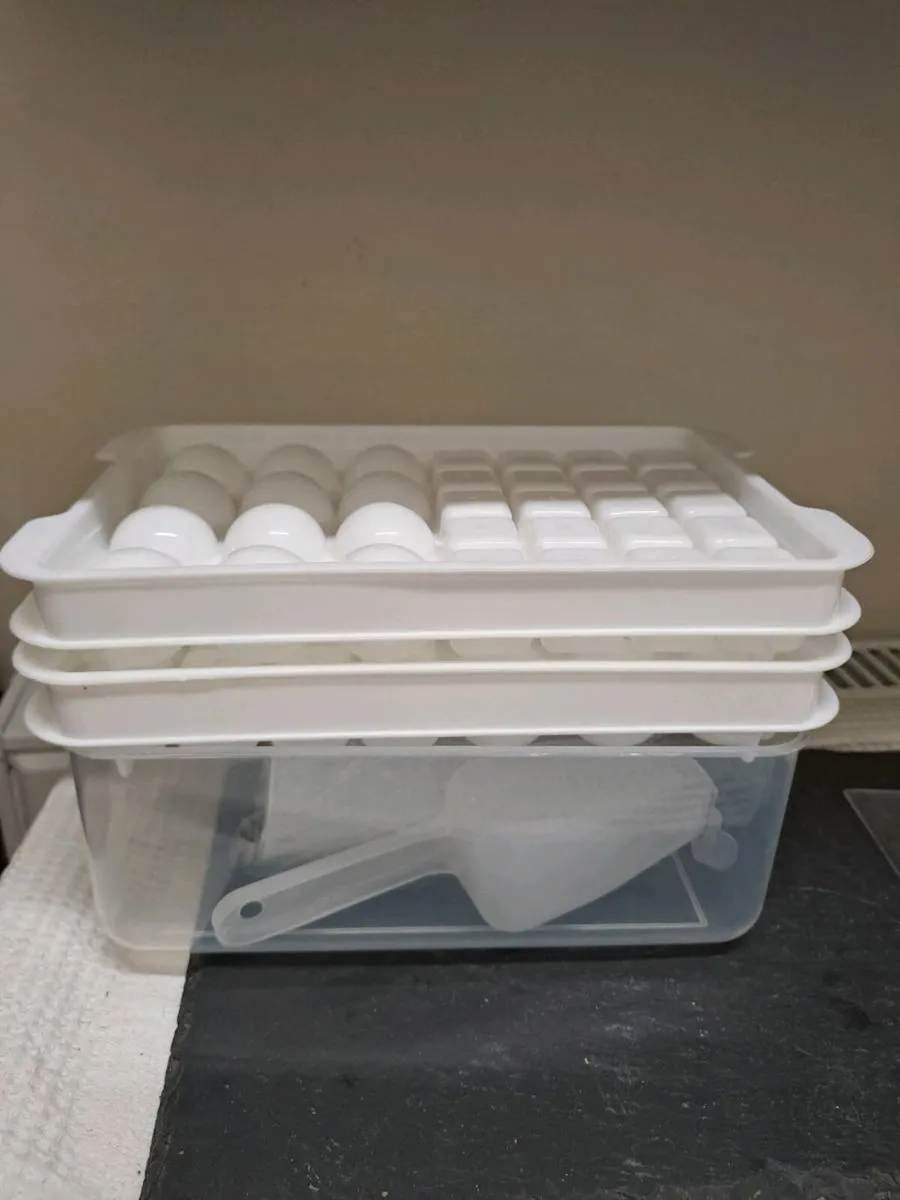 Ice Cube Tray Set with Storage Bin – New - Image 1