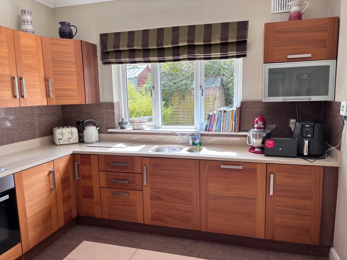 Fitted Kitchen with Granite worktops - Image 3