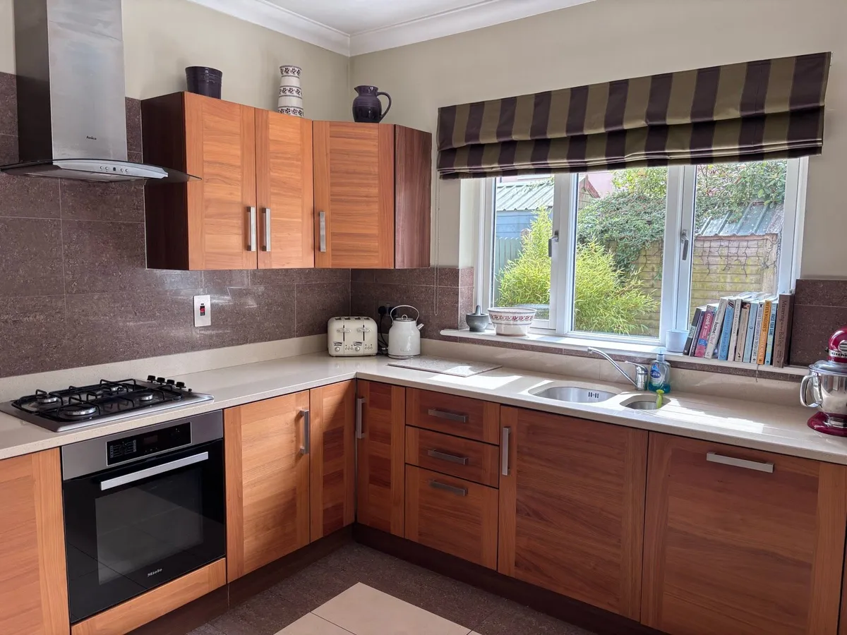 Fitted Kitchen with Granite worktops - Image 2