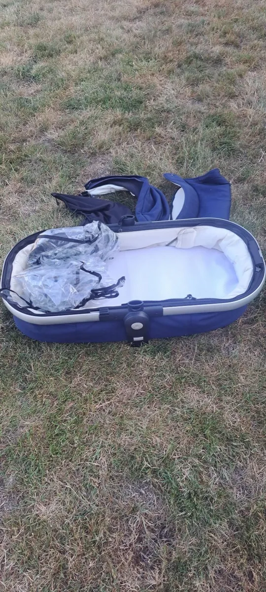 Joolz baby bassinet and accessories - Image 1