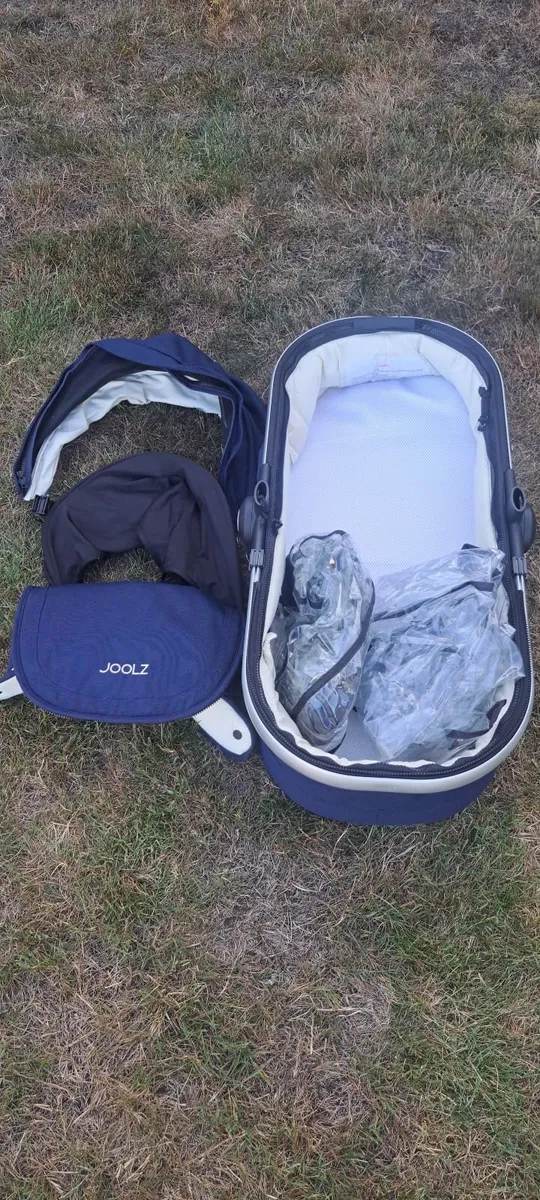Joolz baby bassinet and accessories - Image 2