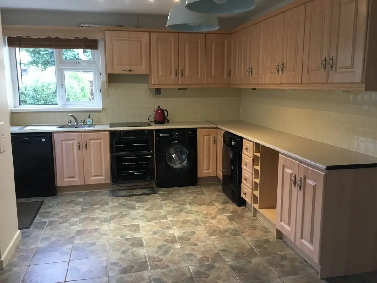 Fitted Kitchen & Appliances