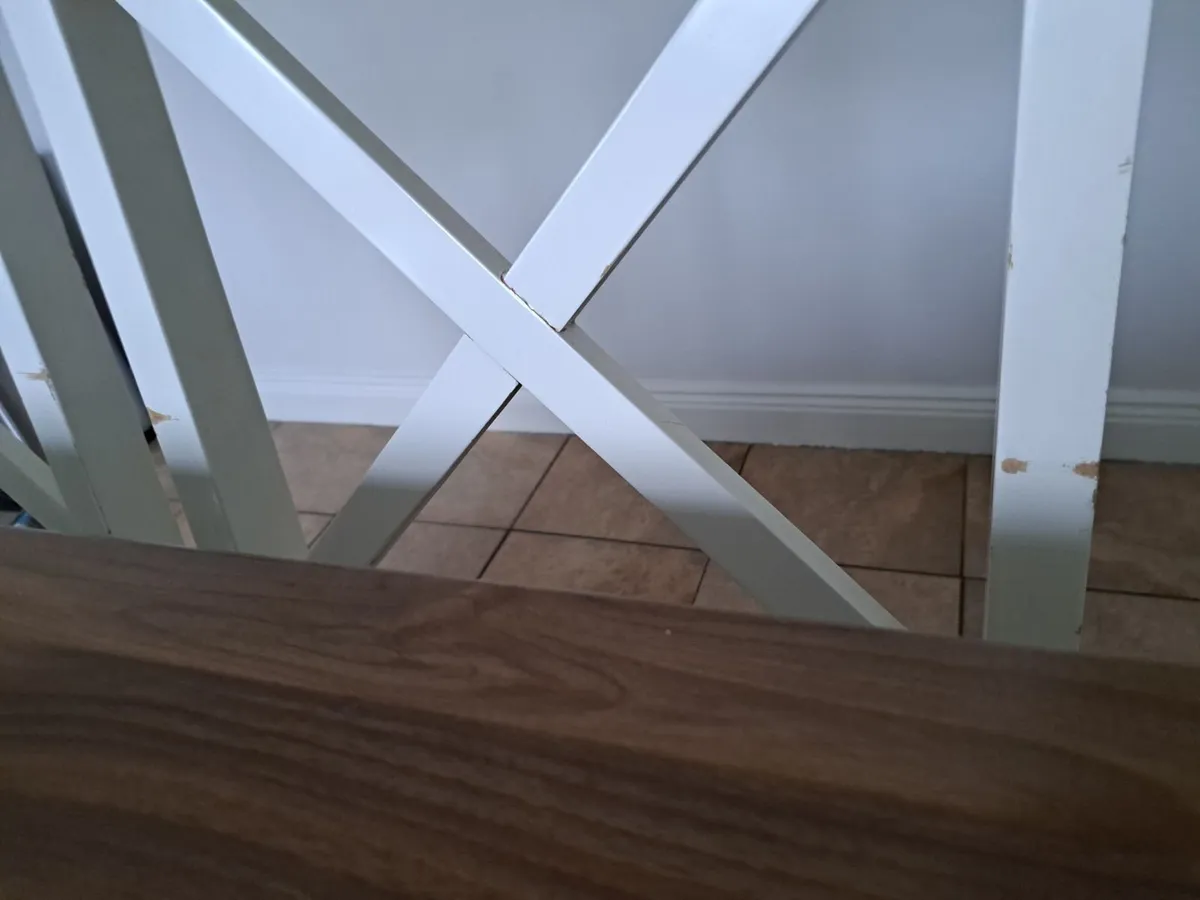 Kitchen table and chairs - Image 1