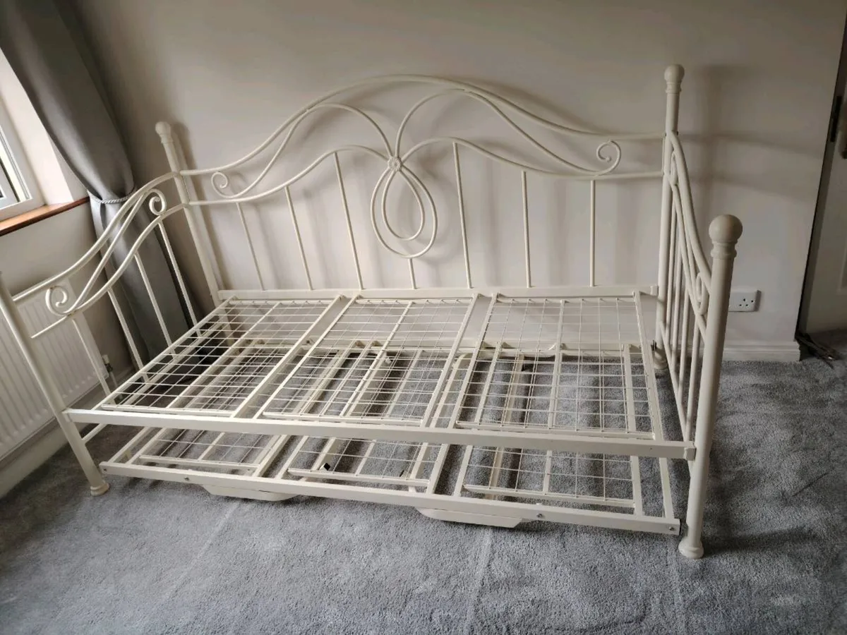 Day Bed - Image 2