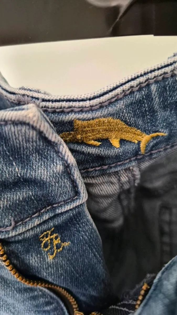 Stonewashed embroidered Tommy Bahama Jeans. - Image 2