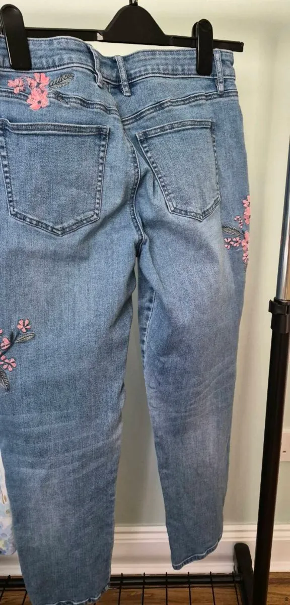 Stonewashed embroidered Tommy Bahama Jeans. - Image 3