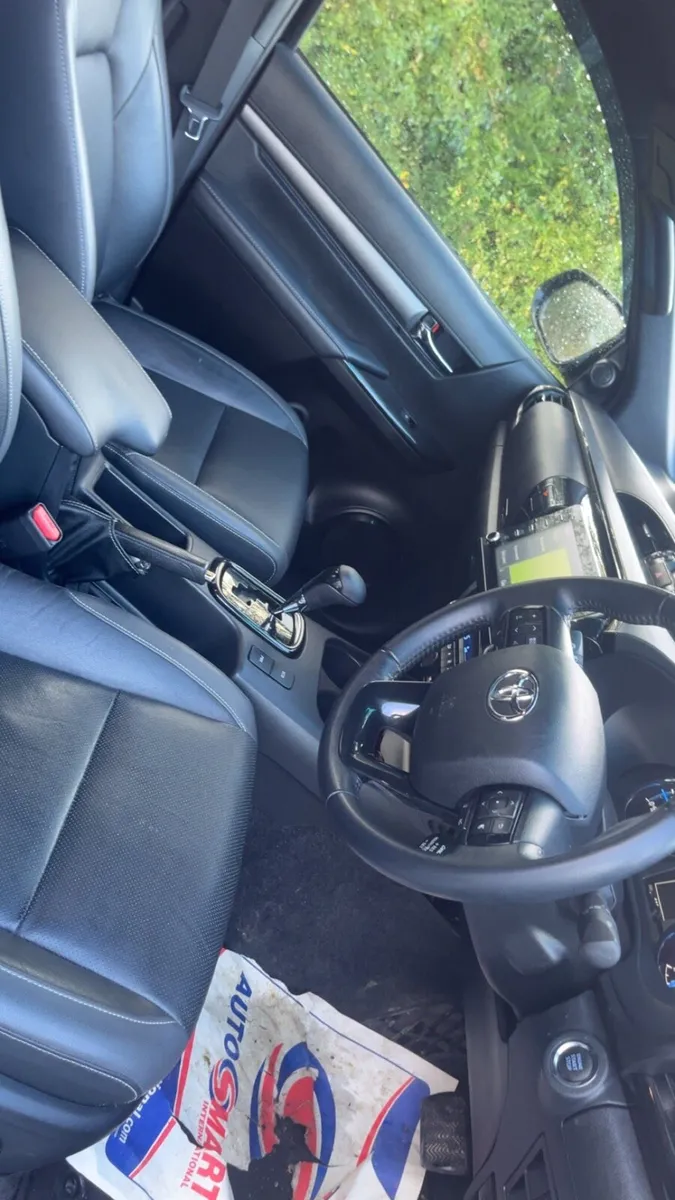 Toyota Hilux 2023 invincible x - Image 3