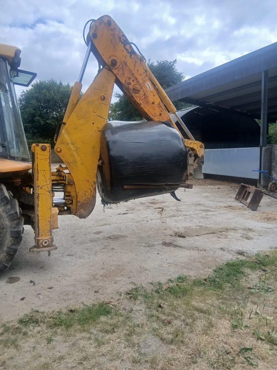 JCB 3CX Back hoe bale lifter - Image 3