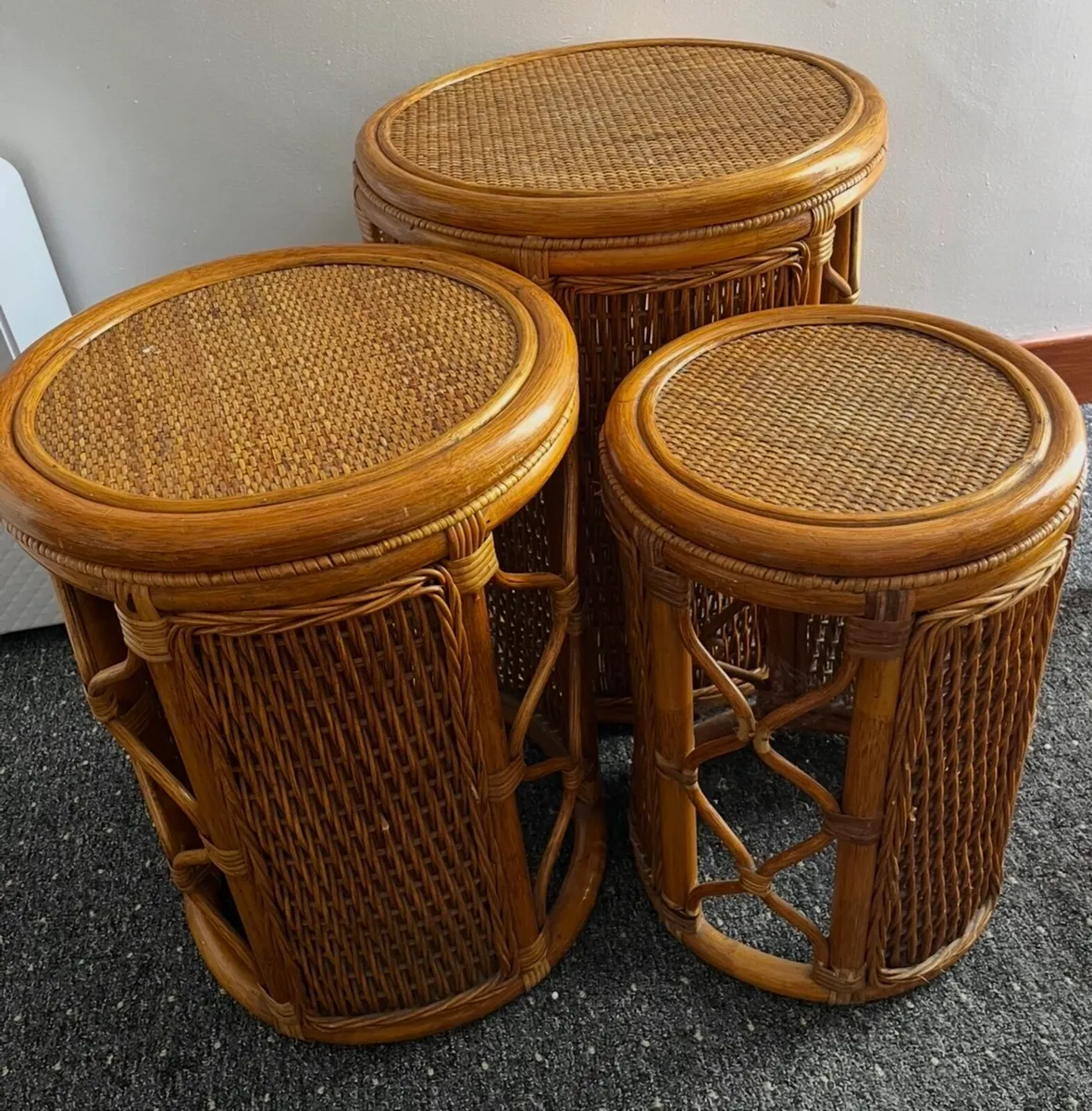 Nest of tables 3 round stackable tables - Image 1