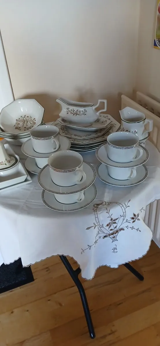 Eternal beau & Royal Dulton collection - Image 1