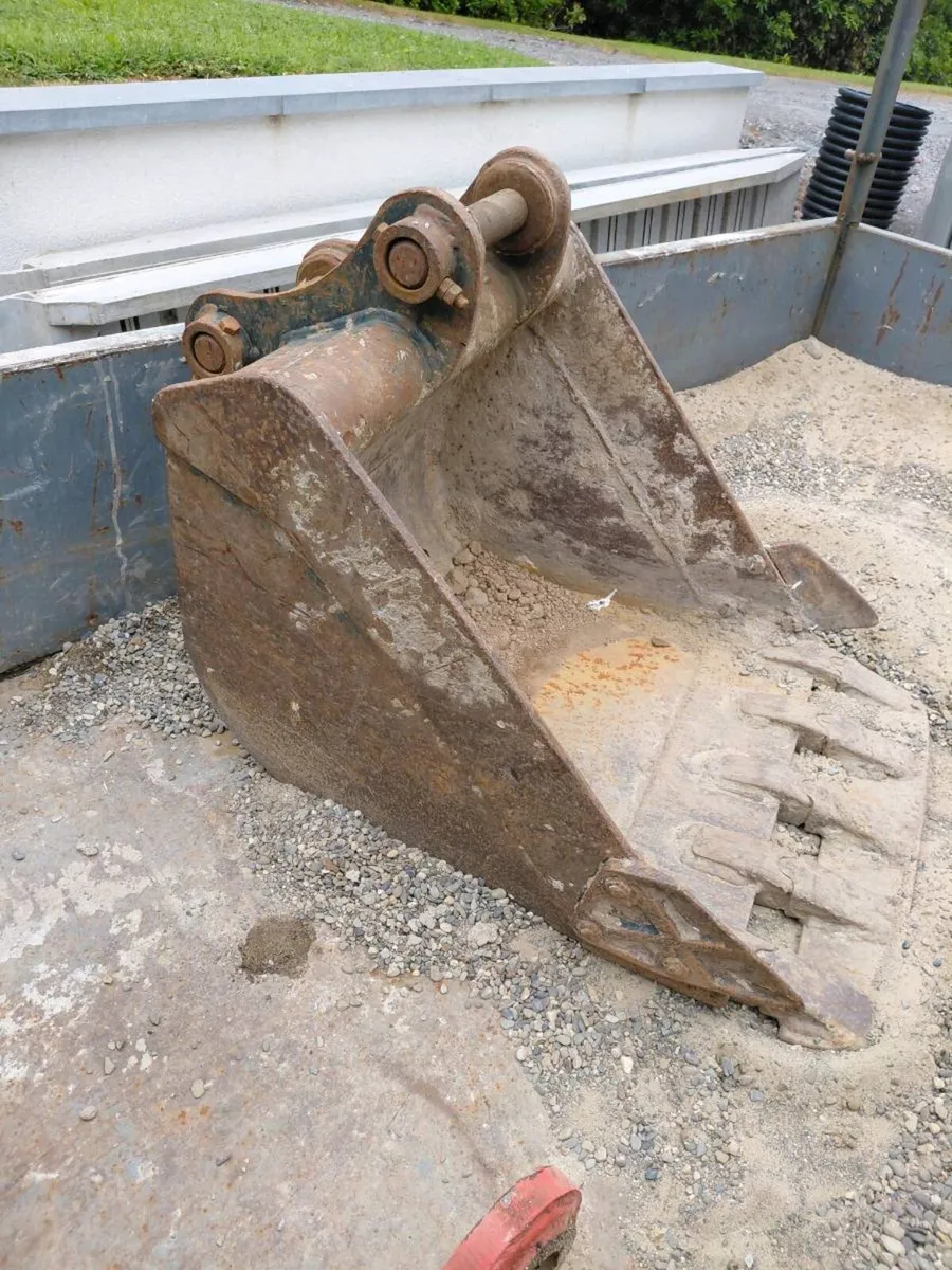 2 ft bucket for a 6 ton excavator  45 mm pins - Image 1