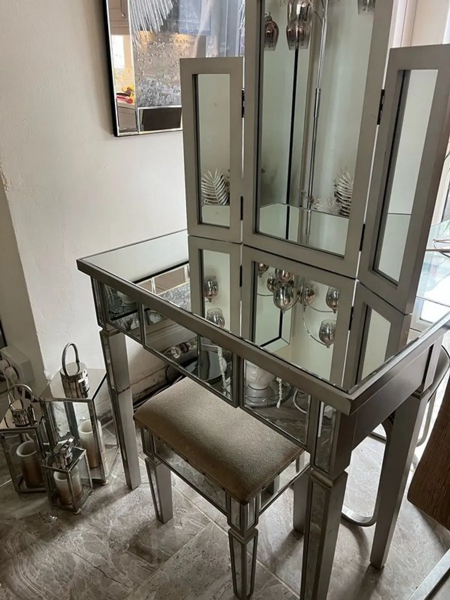 dressing table - Image 1