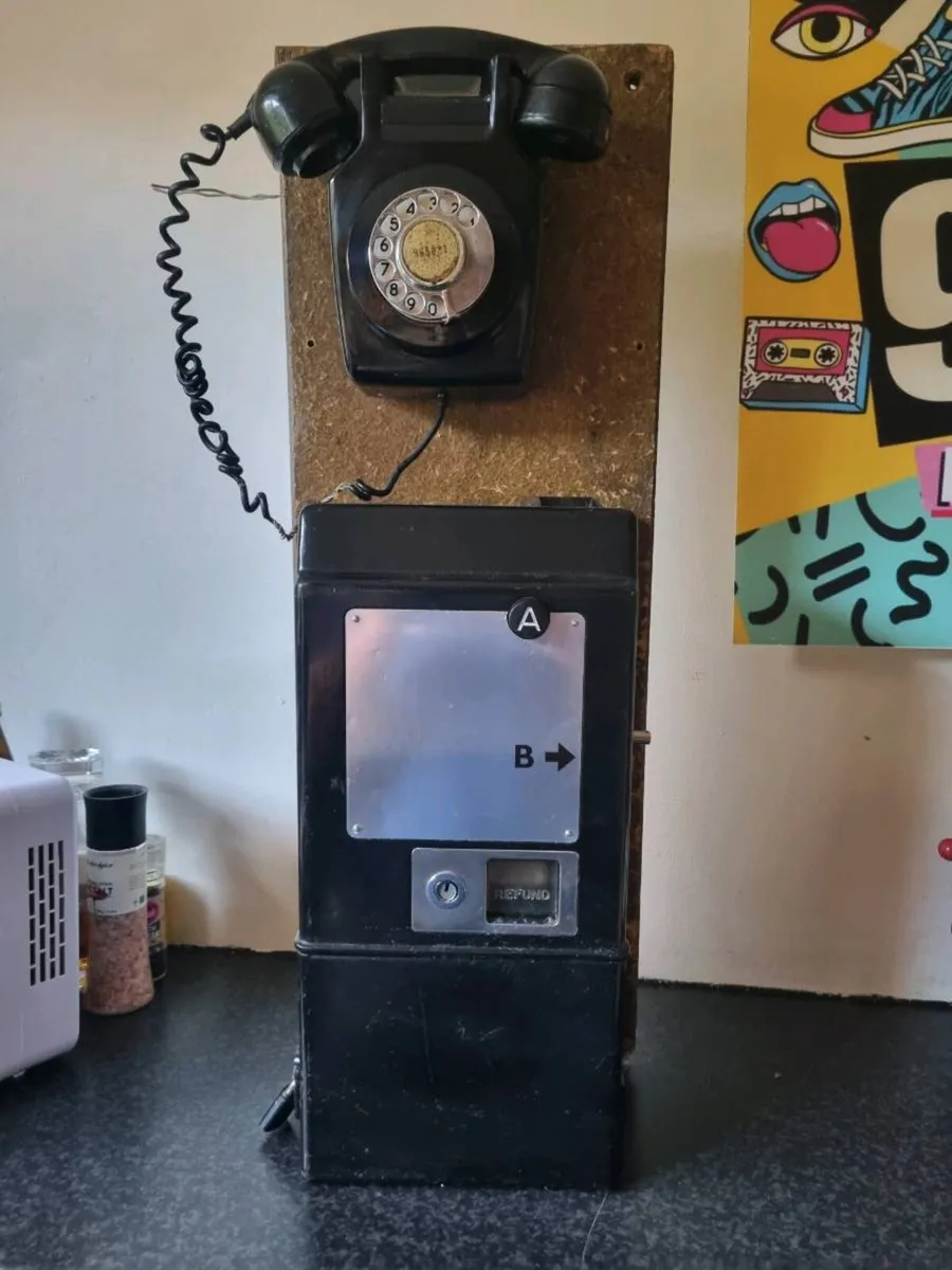 Old public phone - Image 1