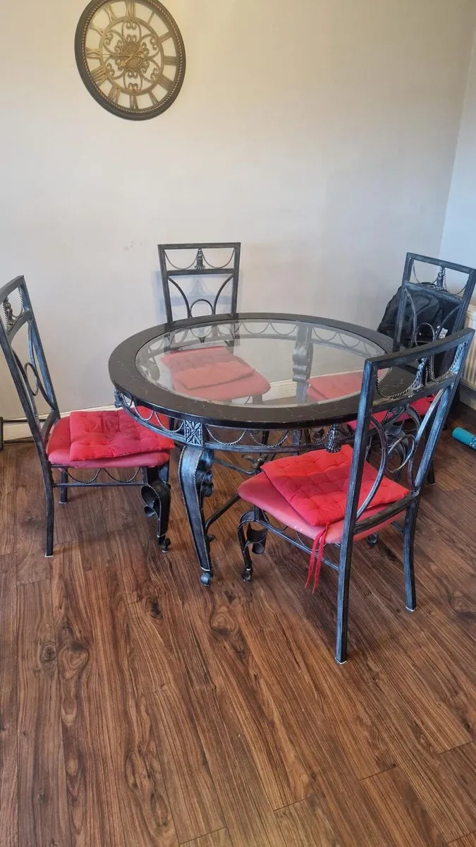 Kitchen table and chairs - Image 1