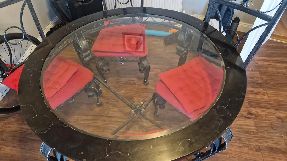 Kitchen table and chairs - Image 2