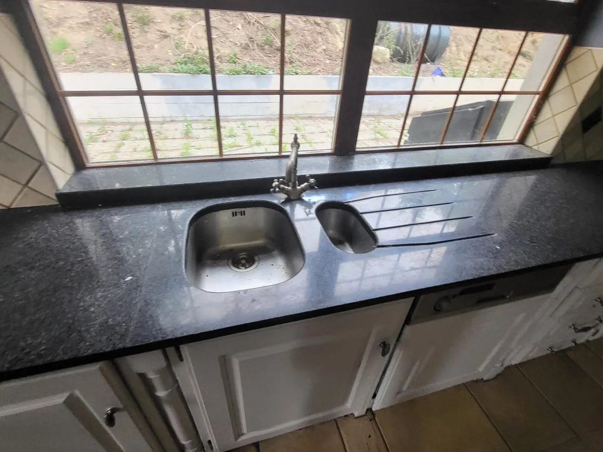 Fitted kitchen and granite worktop - Image 3