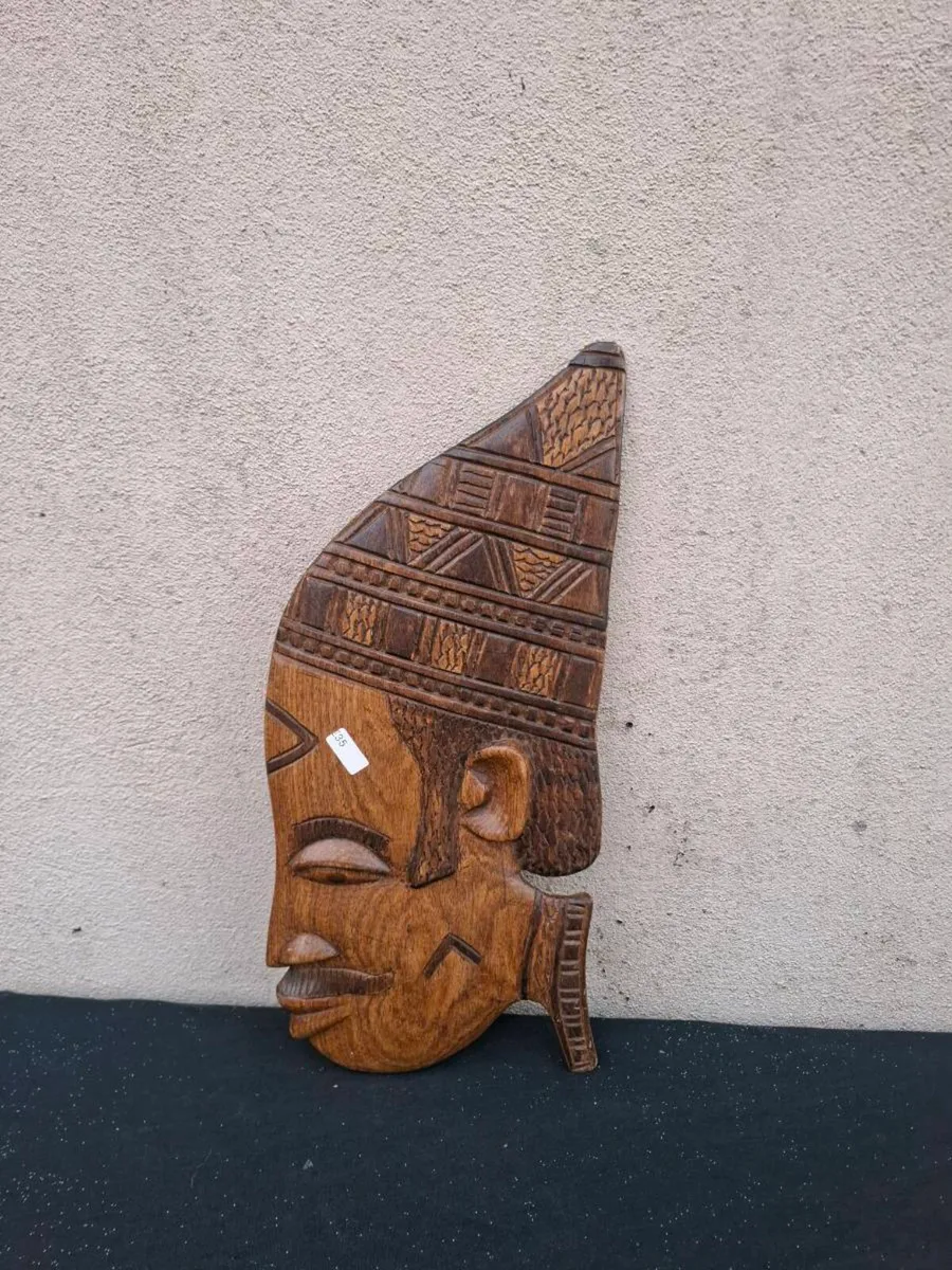 Wood sculpted frame - Image 1