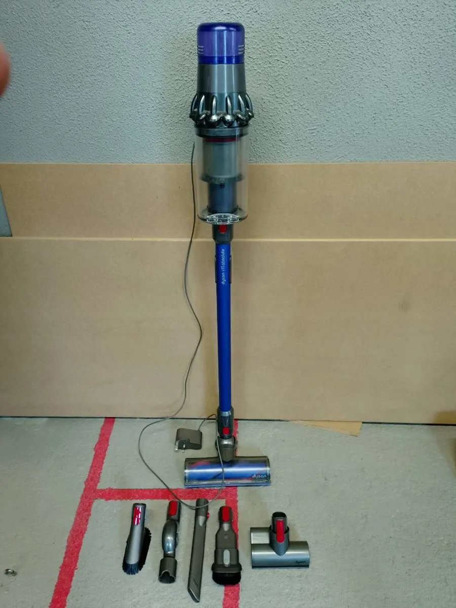 Dyson v11 - Image 1
