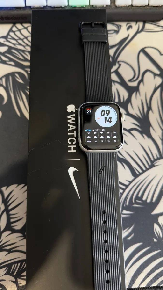 Apple Watch Series 6 Nike 44mm GPS Silver + Box - Image 2