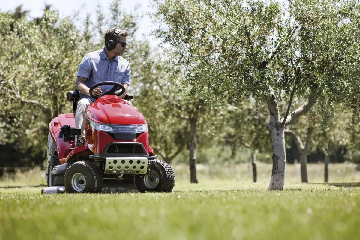 Honda HF2625 Ride-On Lawnmower - Image 1