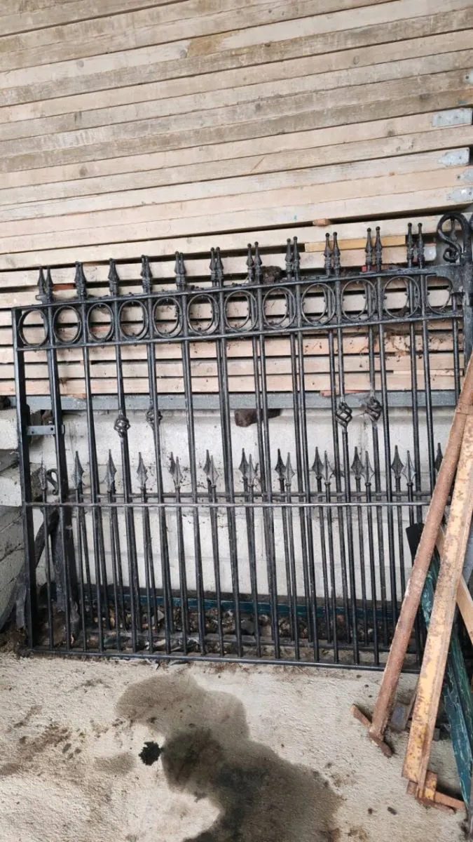 Old gates - Image 4