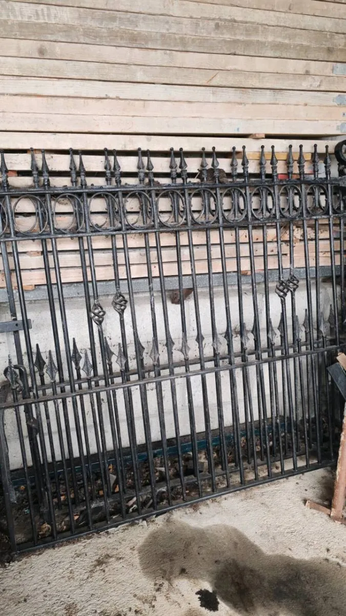 Old gates - Image 1