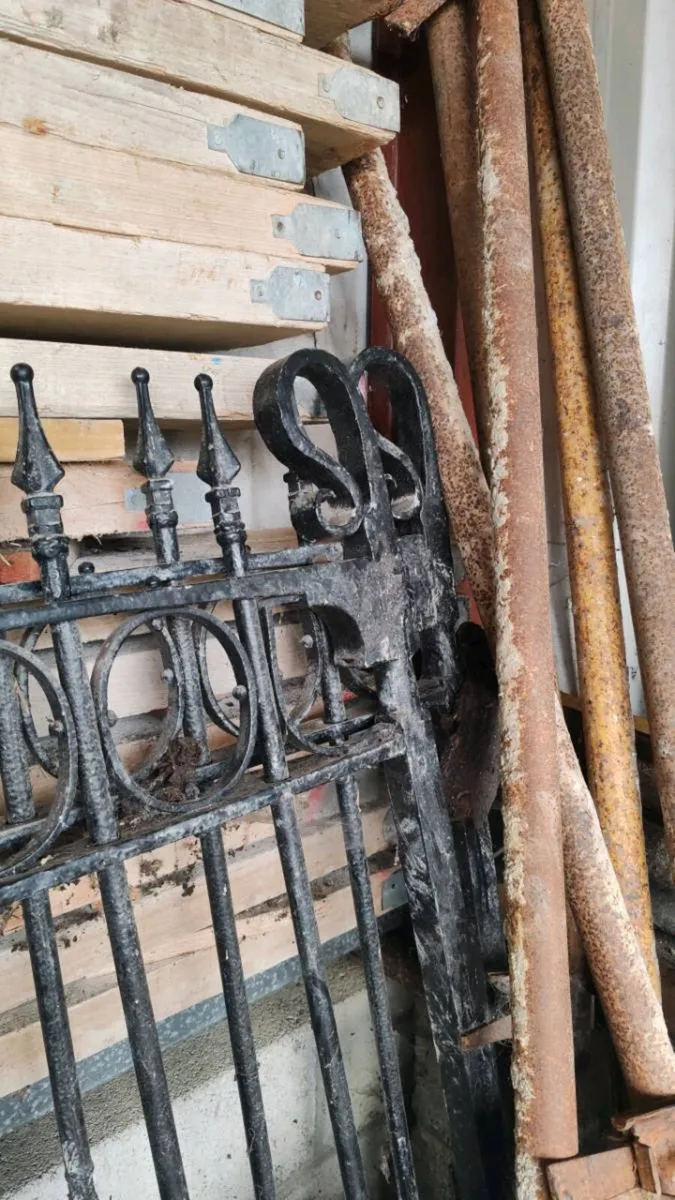 Old gates - Image 2