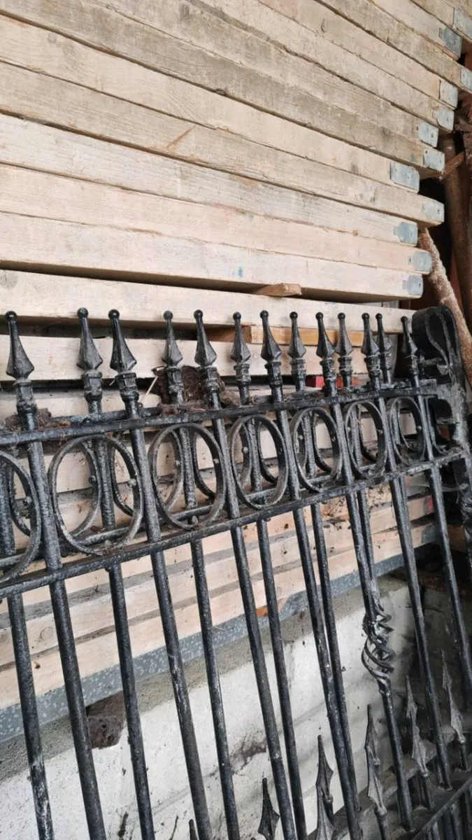 Old gates - Image 3