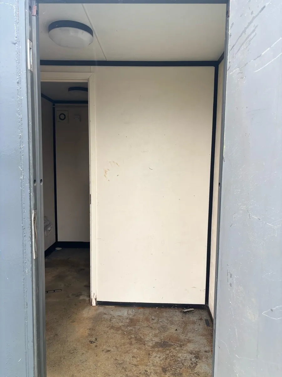 Toilet and shower block - Image 4
