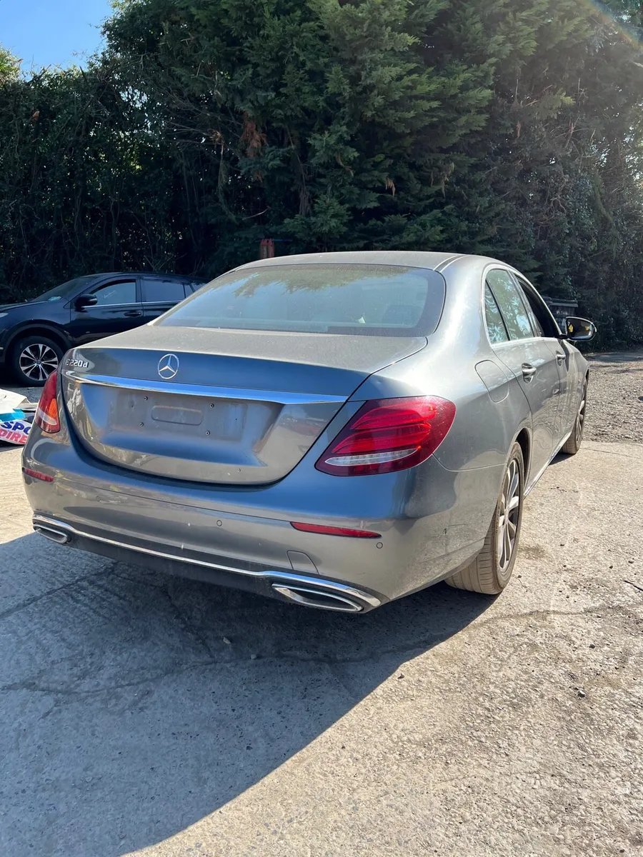Breaking Mercedes E220d 2017 w213 e class - Image 2