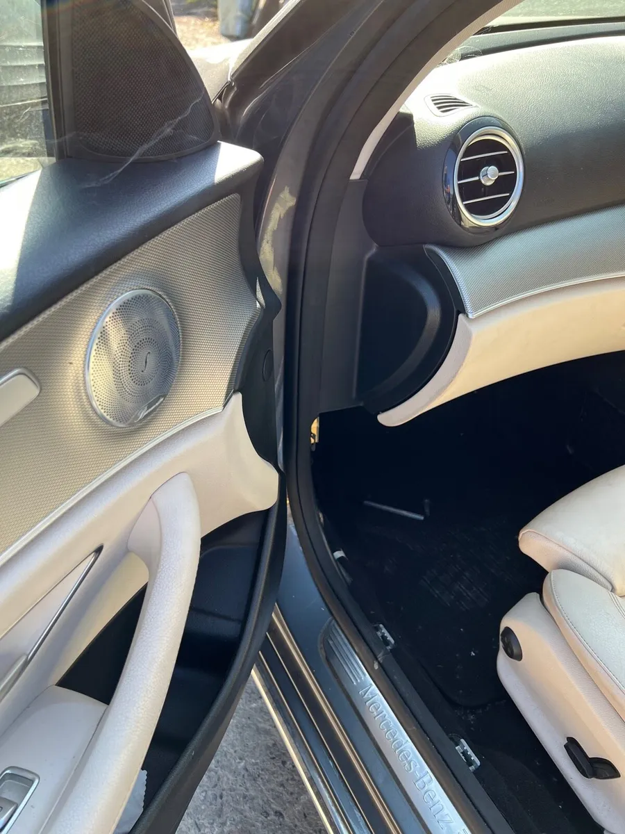Breaking Mercedes E220d 2017 w213 e class - Image 3