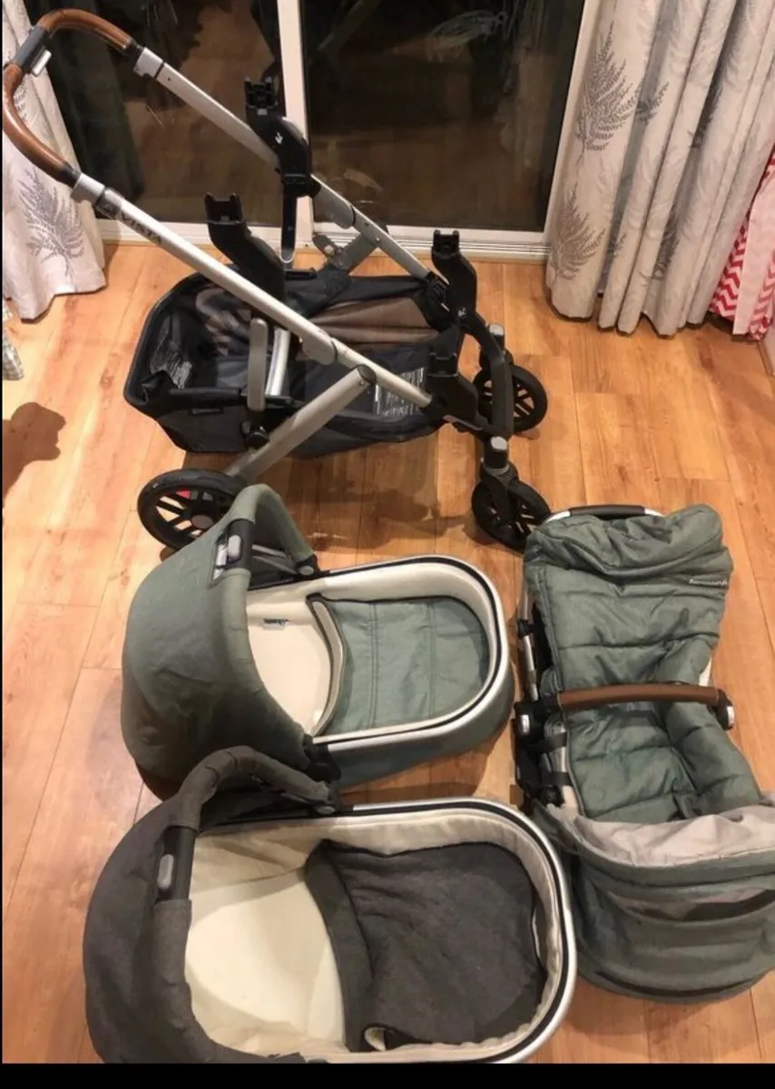 Uppababy baby vista V2 twin bassinet travel system - Image 1