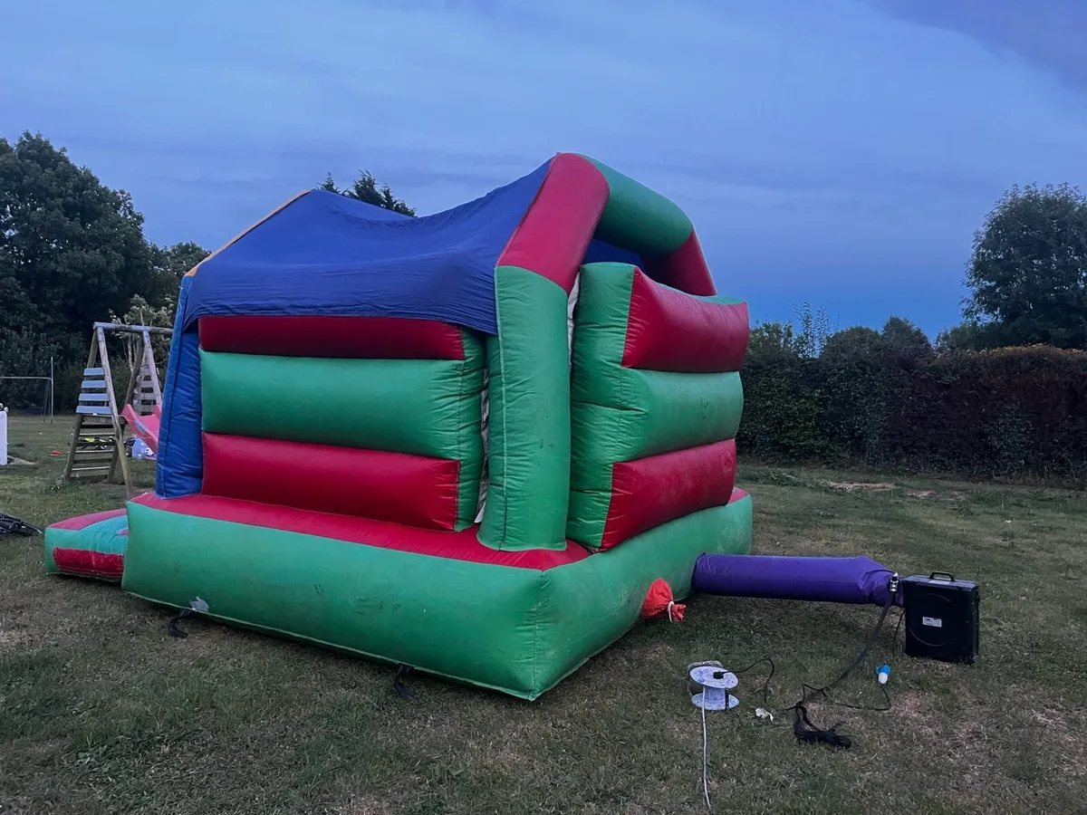 Bouncy castle - Image 2