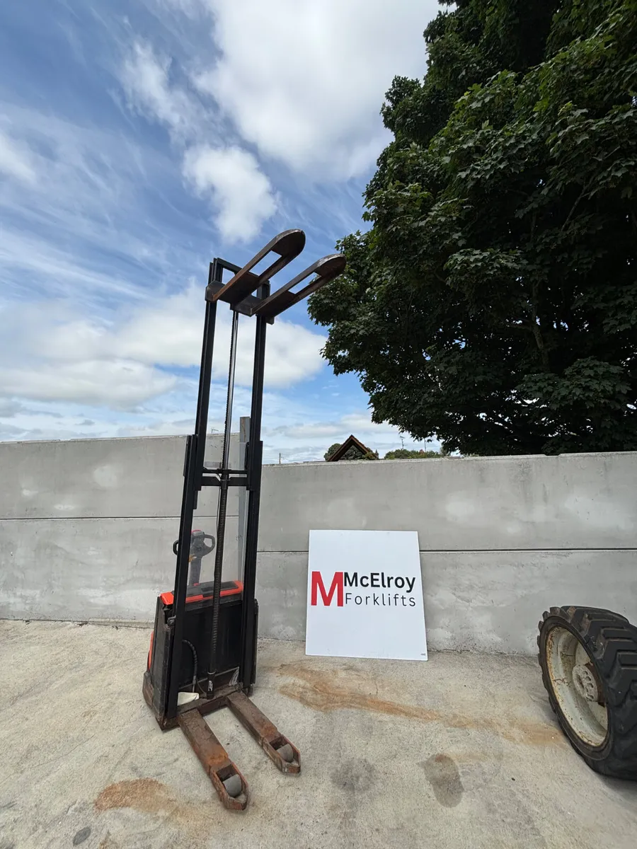 Electric pallet stacker - Image 2