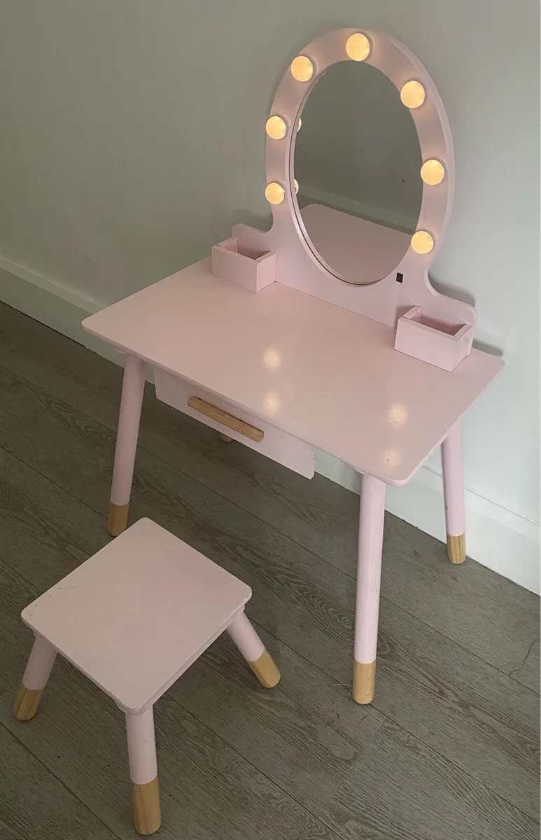 Kids dressing table - Image 1
