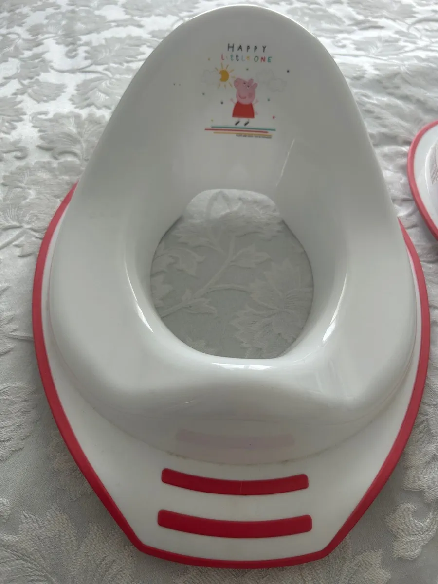 Peppa toilet seats and a toilet for young children - Image 1