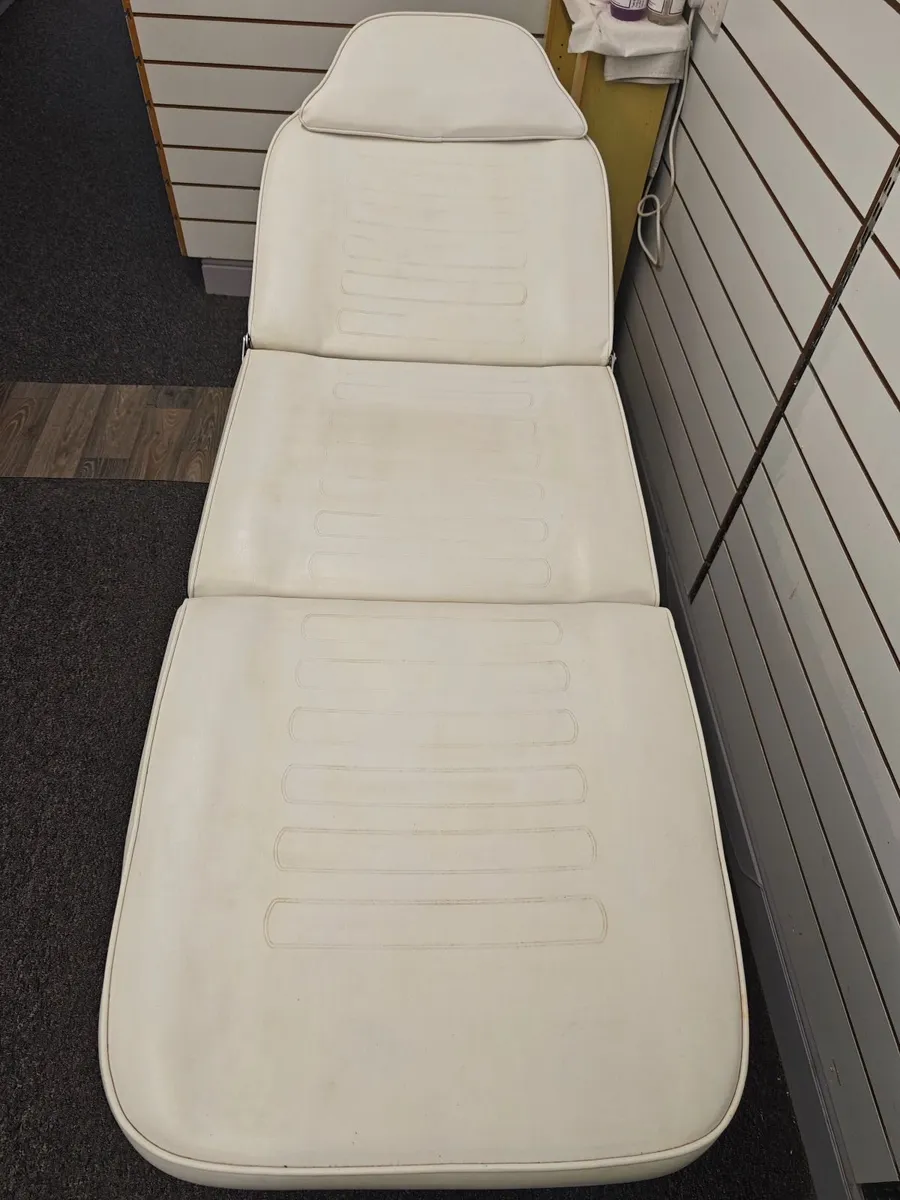 Treatment/massage bed - Image 1