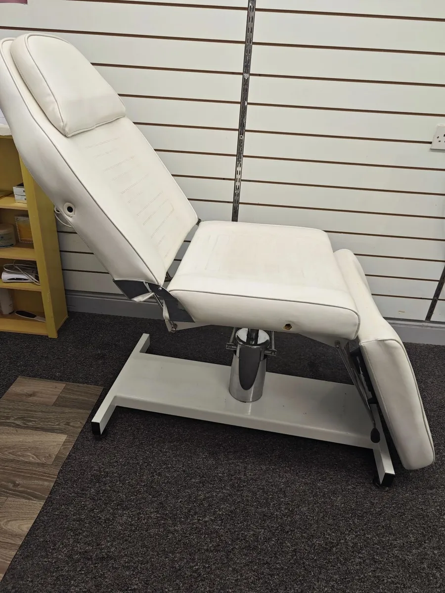 Treatment/massage bed - Image 4