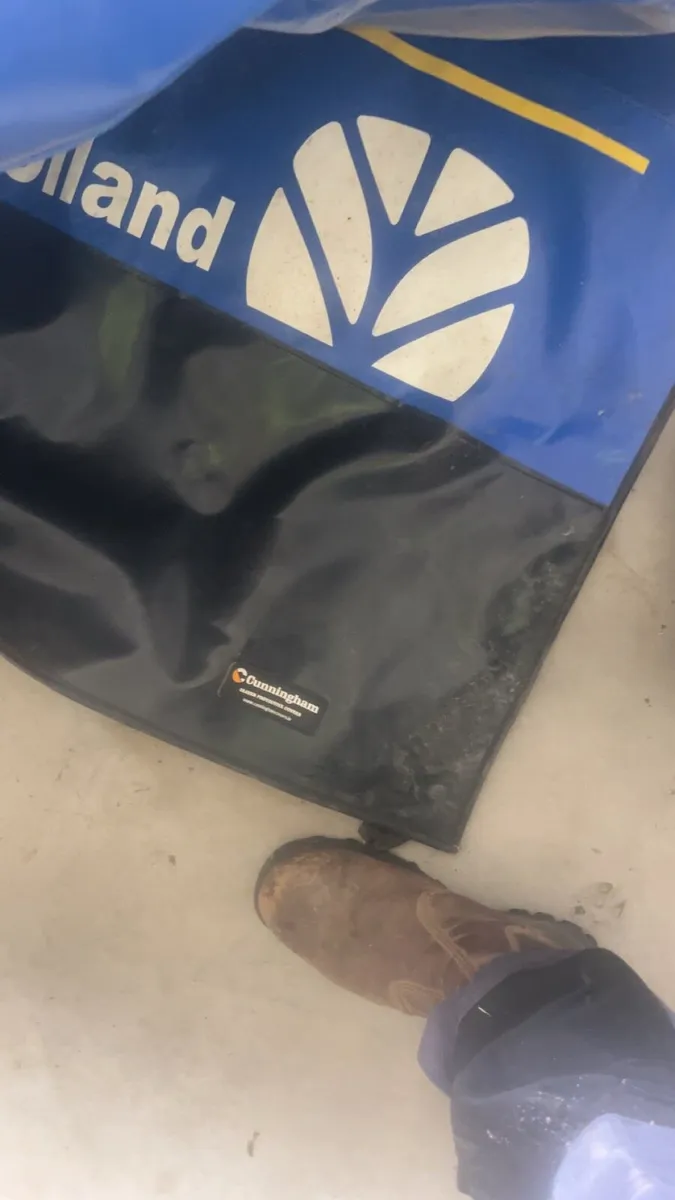 Bonnet cover newholland - Image 2